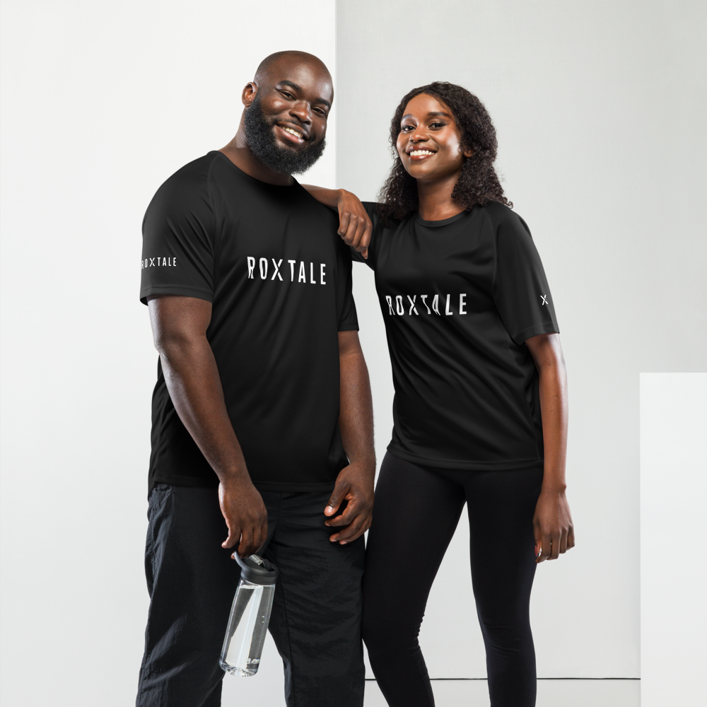 Zwei Models mit schwarzen ROXTALE Shirts
