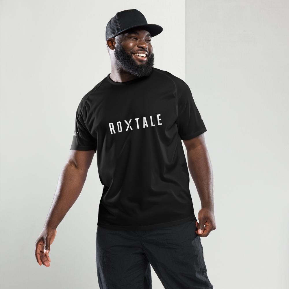 Model mit schwarzem ROXTALE Shirt