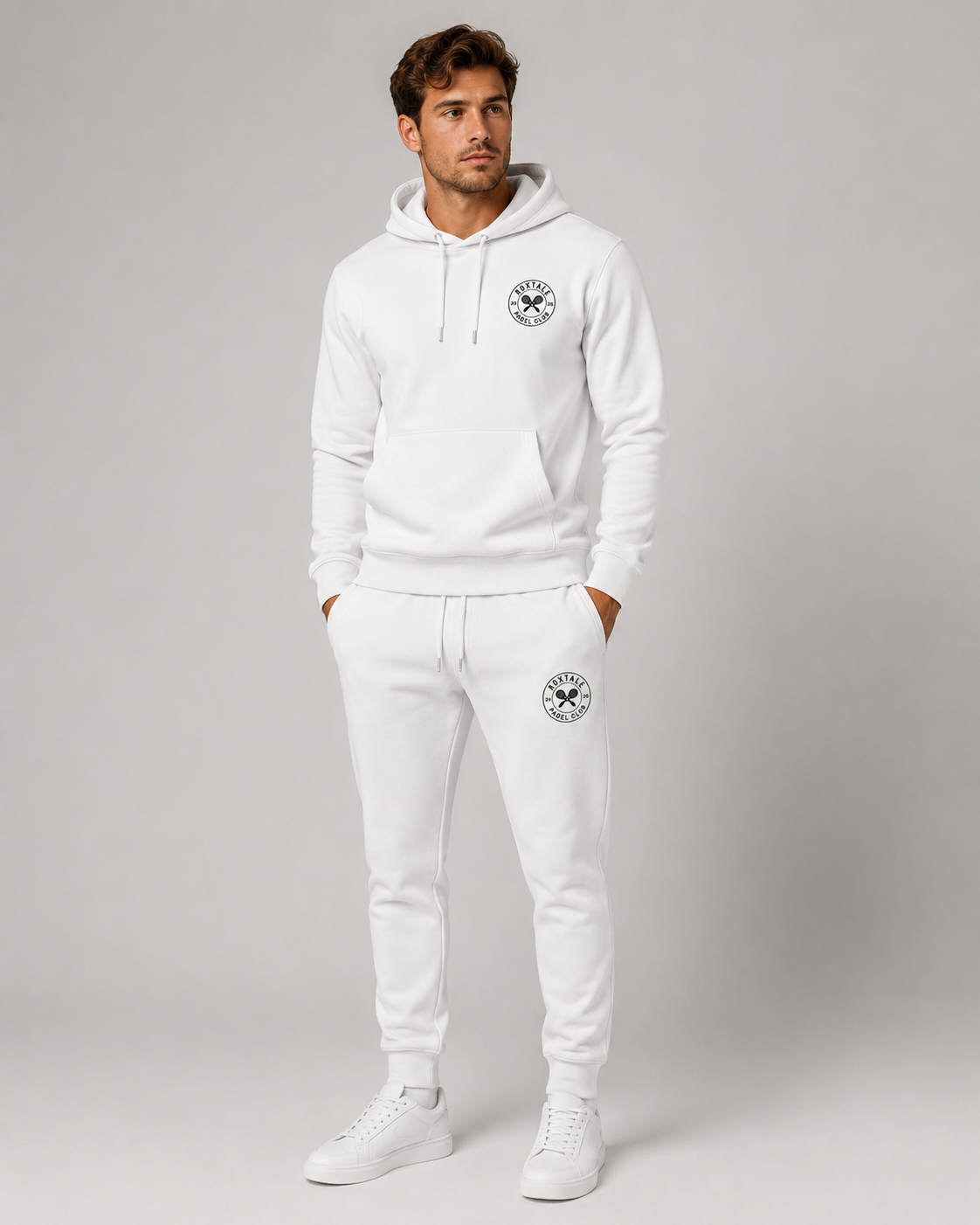 Model mit weißem ROXTALE Hoodie und Jogger