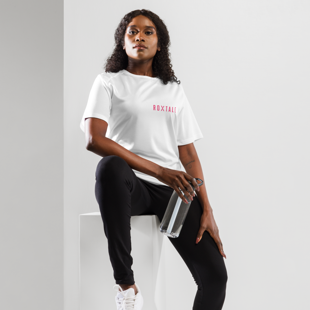 Model mit weißem ROXTALE Shirt
